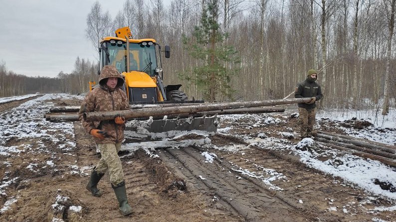 Протитанкові рови, міни й колючий дріт: кордон з Білоруссю на Волині продовжують укріплювати