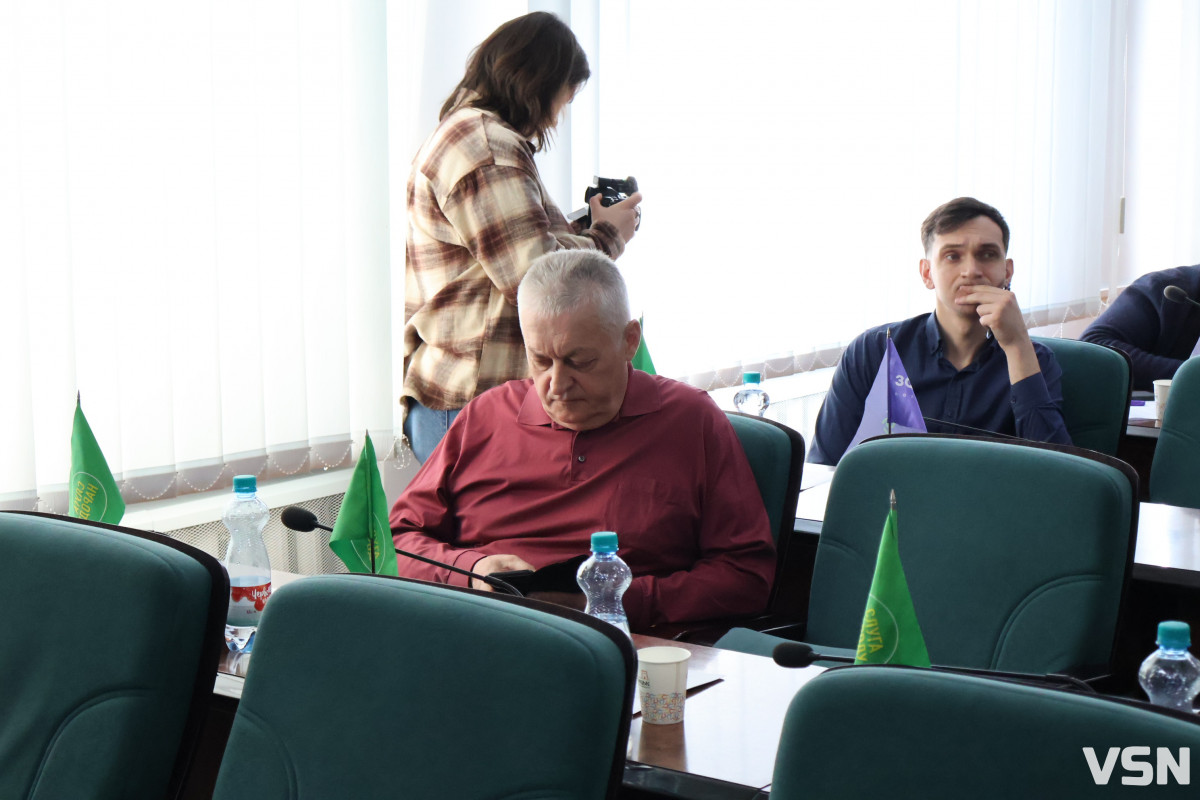 Флешмоб «Шкарпетуйся» і кадрові рішення: що відбулося на 90-й сесії Луцької міськради. Фоторепортаж