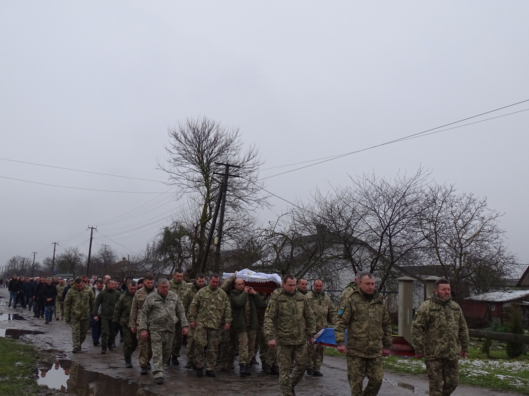 Серце воїна зупинилося на 46 році життя: на Волині провели в останню дорогу Героя Сергія Хільчука