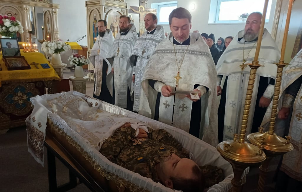 Маленька донечка у домовині зустріла тата: на Волині в останню дорогу провели Героя Максима Кухтея