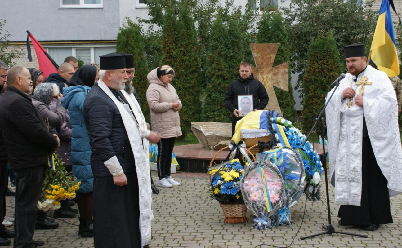 Рік тому одружився і мріяв про спільне майбутнє з коханою: на Волині поховали захисника Руслана Романюка