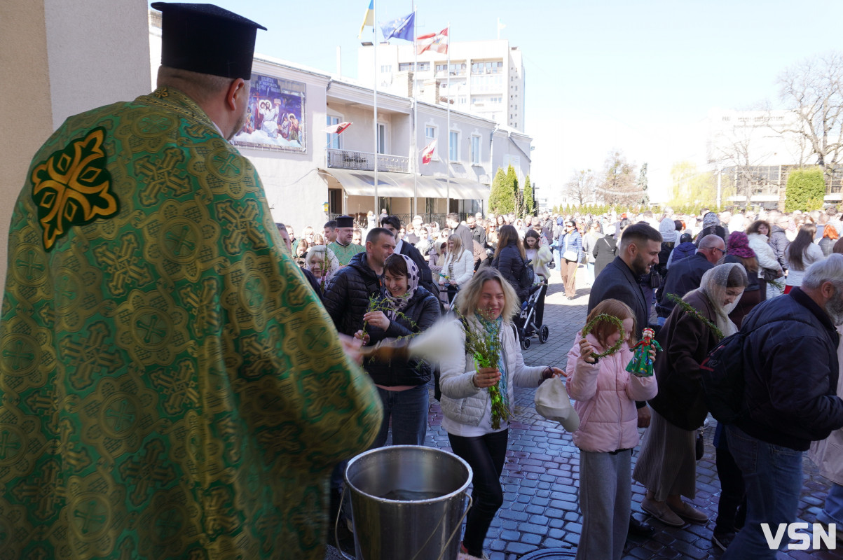 Сотні вірян прийшли освячувати вербу у головний собор Луцька. Фоторепортаж