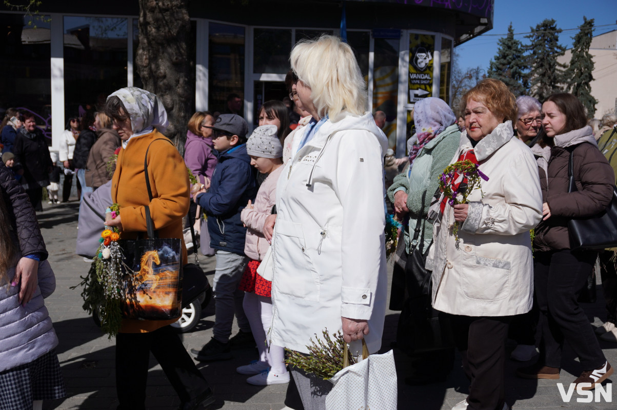 Сотні вірян прийшли освячувати вербу у головний собор Луцька. Фоторепортаж