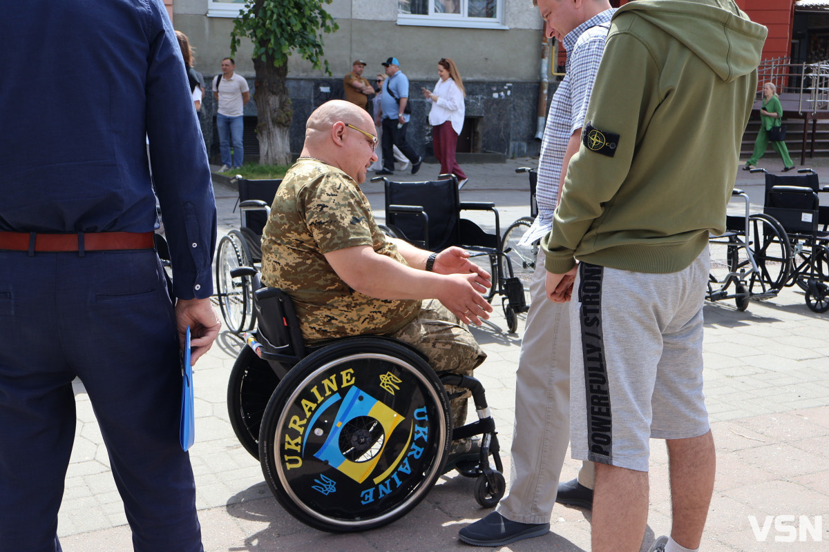 У центрі Луцька посадовці вчилися долати бордюри у кріслах колісних. Фото