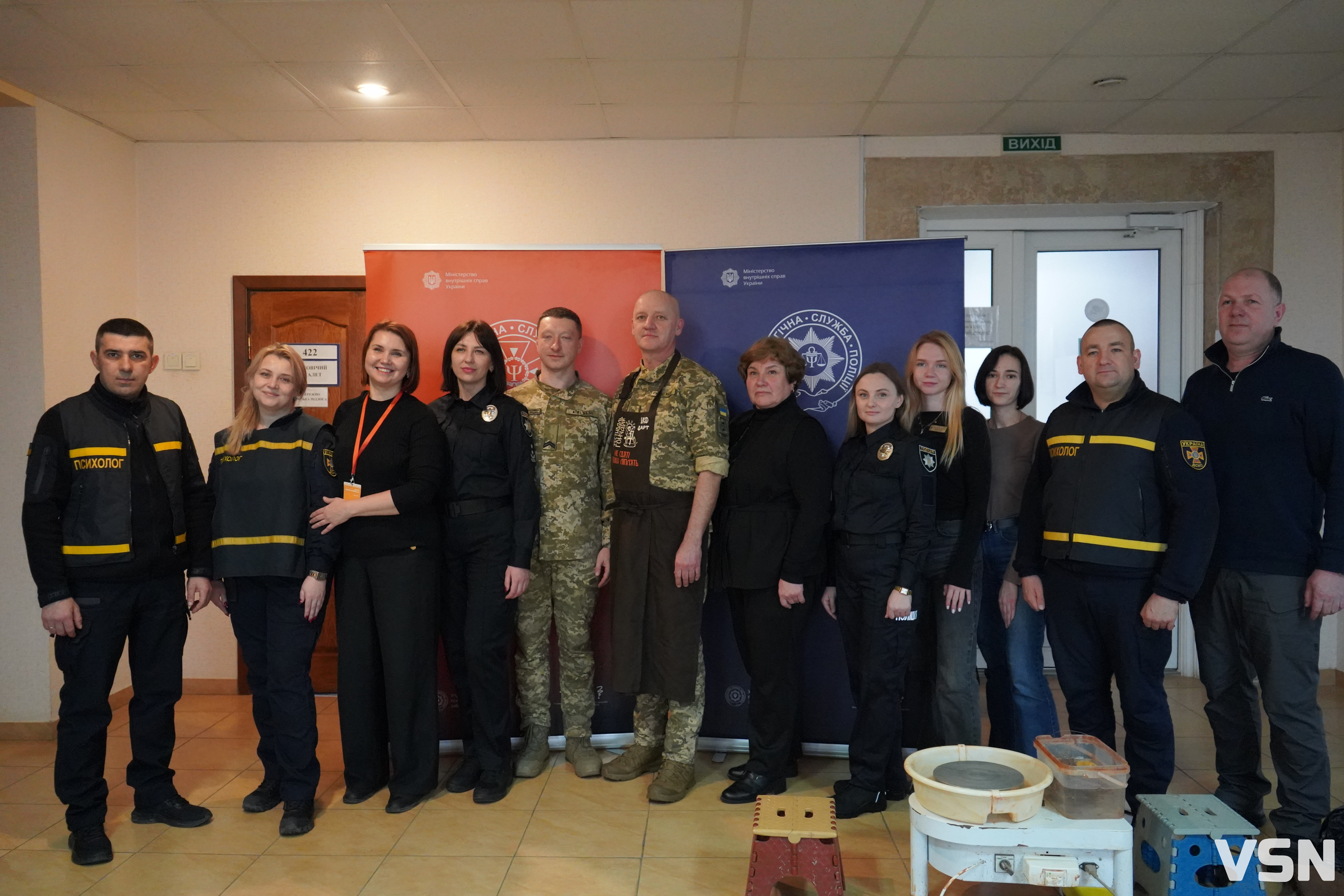 Глина, що лікує: у Луцьку провели сесію терапії для поранених захисників