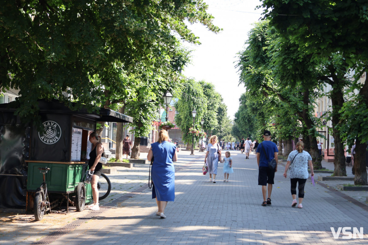 Як працюють в аномальній спеці продавці вуличних кіосків у Луцьку - репортаж