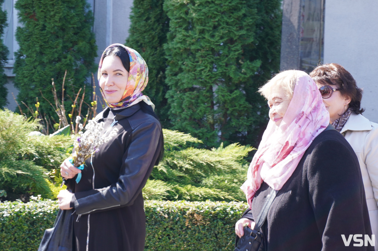 Сотні вірян прийшли освячувати вербу у головний собор Луцька. Фоторепортаж