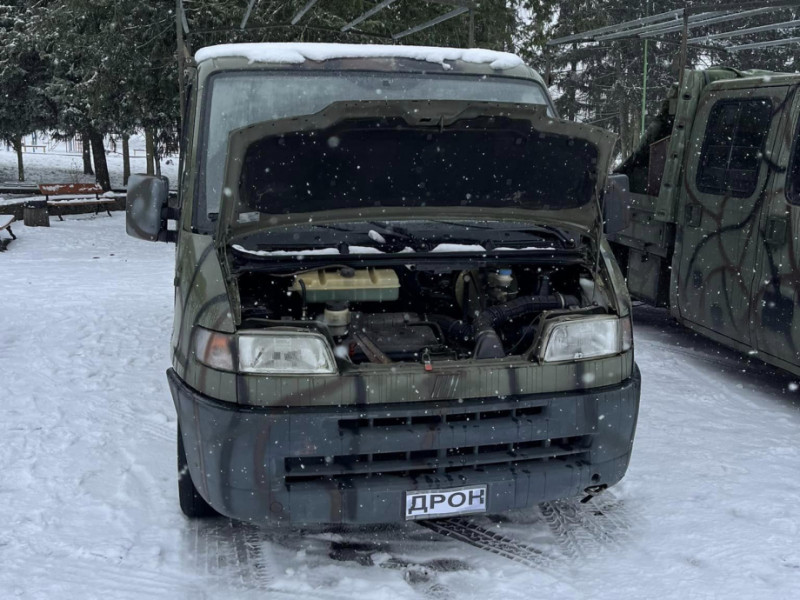 «Шаман», «Дрон» та «Вітьок»: волонтери з Рожища доставили захисникам п'ять автівок