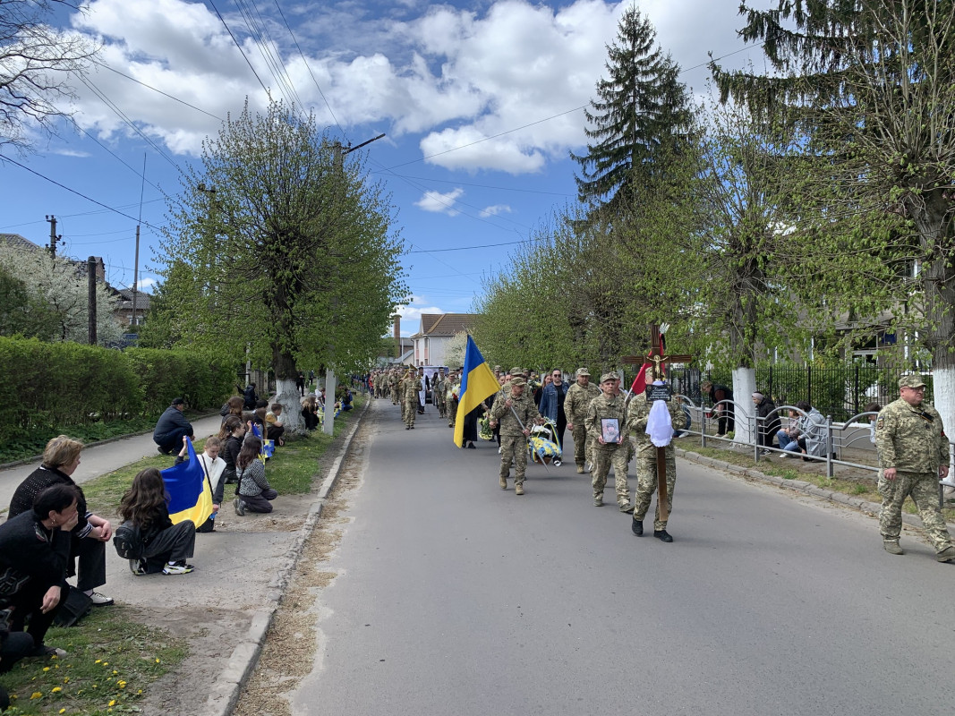 Останній дзвінок для Героя: у місті на Волині попрощалися з Олександром Каленюком