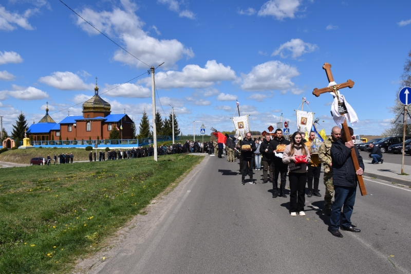 Коровай ділили на кладовищі: на Волині сотні людей прийшли попрощатися з Героєм Миколою Гацем