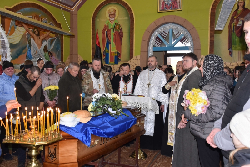 Понад пів року вважався безвісти зниклим: на Волині попрощалися із Героєм Богданом Мережею