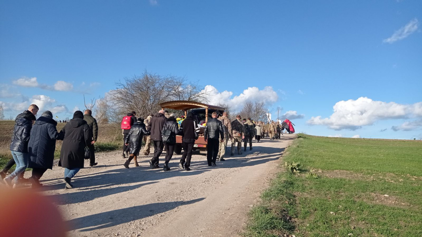 Два тижні тому виповнилося 29: у Луцькому районі все село попрощалося з молодим Героєм Якимом Киричуком. Фото