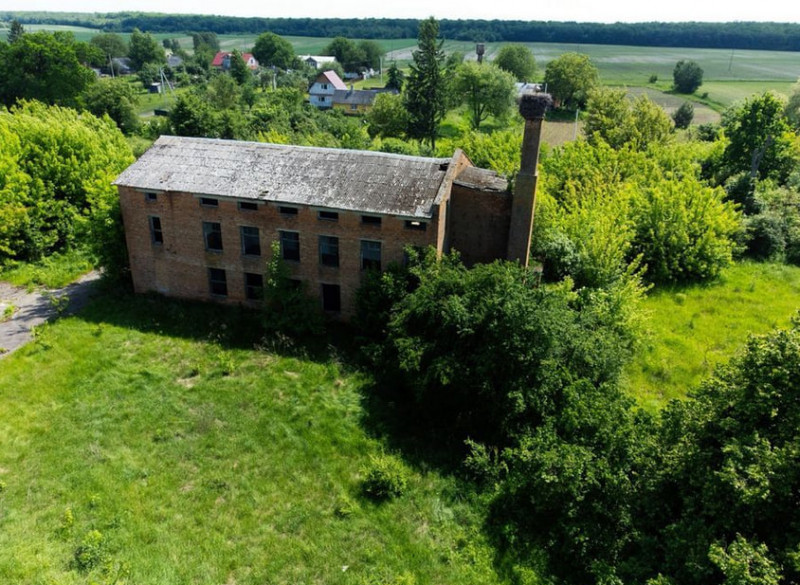 У селі біля Луцька за 4 мільйони продають велику майстерню зі складом