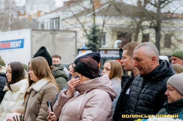 «Він ніколи не думав про себе й не скаржився»: у Луцьку відкрили меморіальну дошку на честь бойового медика Романа Ткача