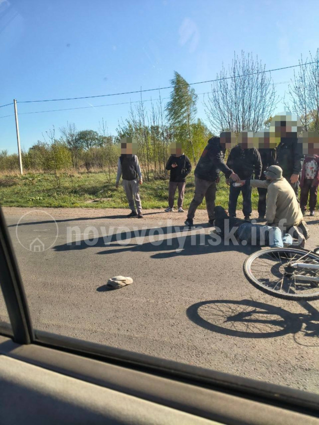 На Волині бус збив велосипедиста, постраждалий — у лікарні