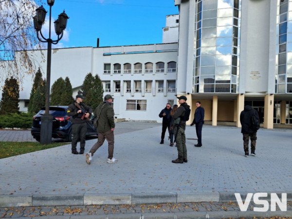 Депутати Волинської облради вирішили «взяти штурмом» податкову, бо їх не пускали