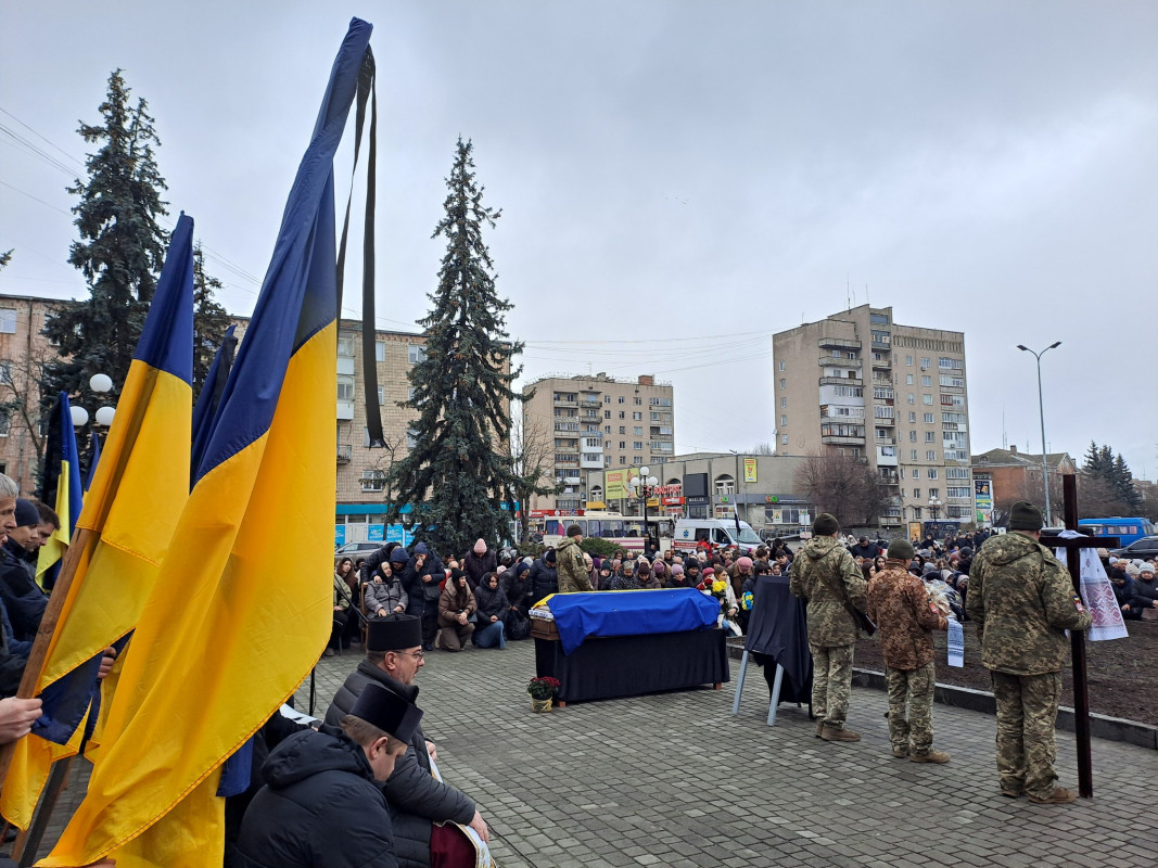 Коровай ділили на кладовищі: у Ковелі в останню путь провели 18-річного Героя Дмитра Приймачука