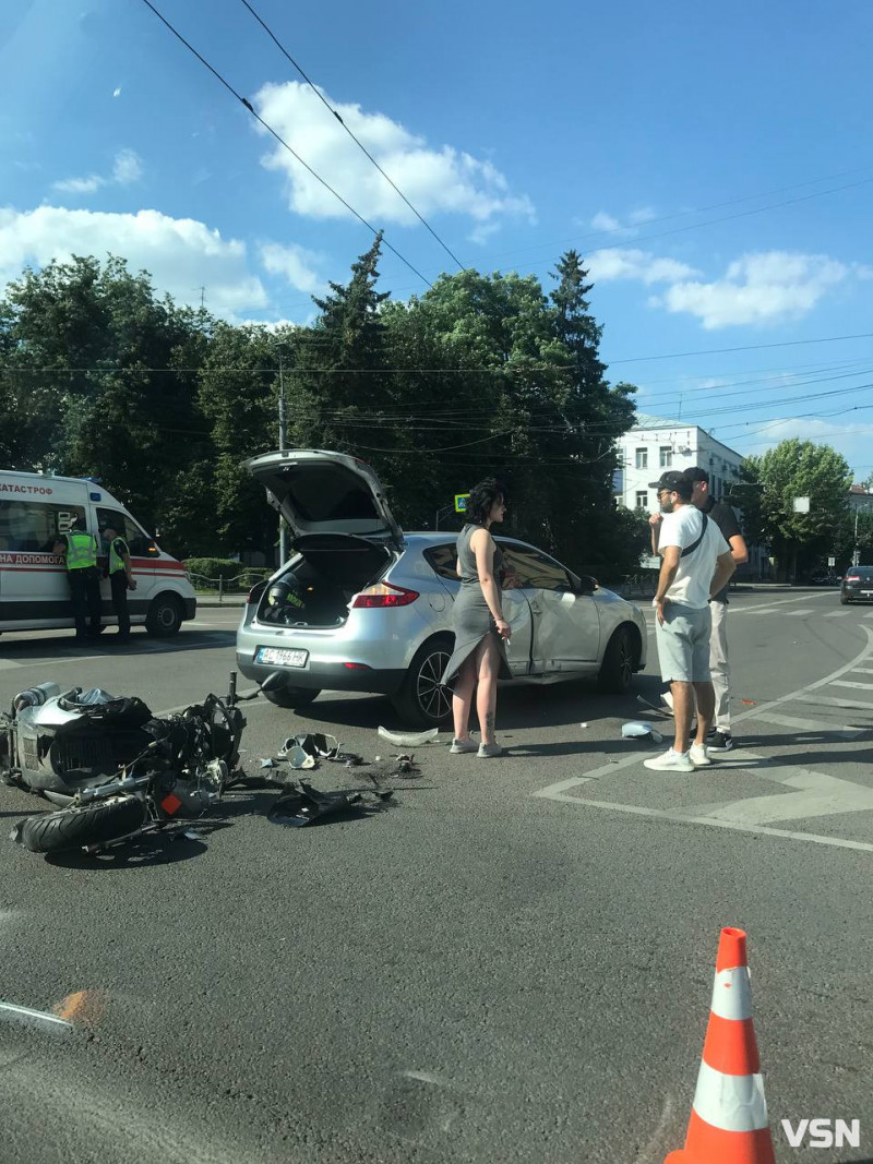 ДТП у центрі Луцька - легковик збив мотоцикліста. Фото