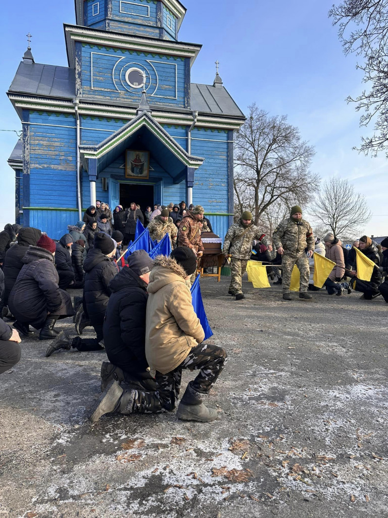 Отримав тяжке поранення біля Бахмута: на Волині всім селом прощалися з Героєм Миколою Назарчуком. Фото