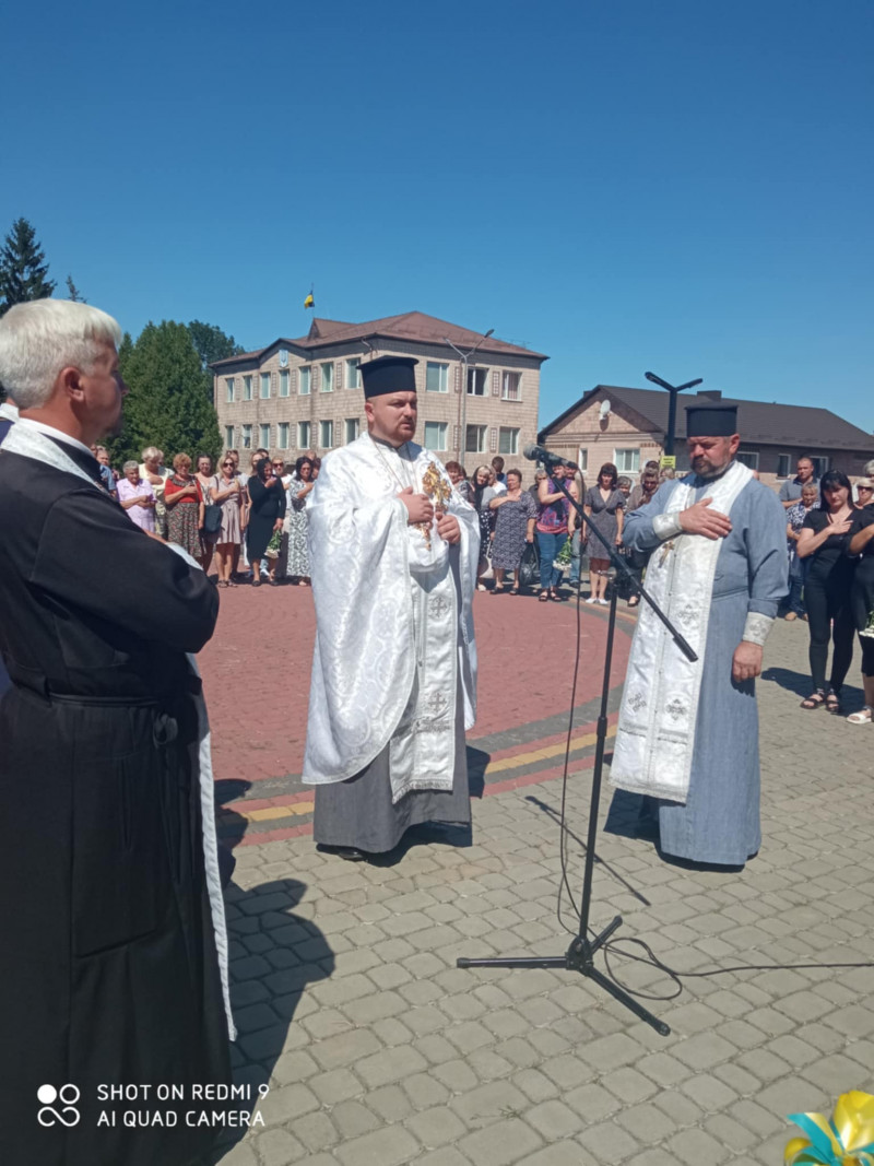 Мати обіймала труну та цілувала портрет сина: на Волині попрощалися із Героєм Миколою Вдовенком