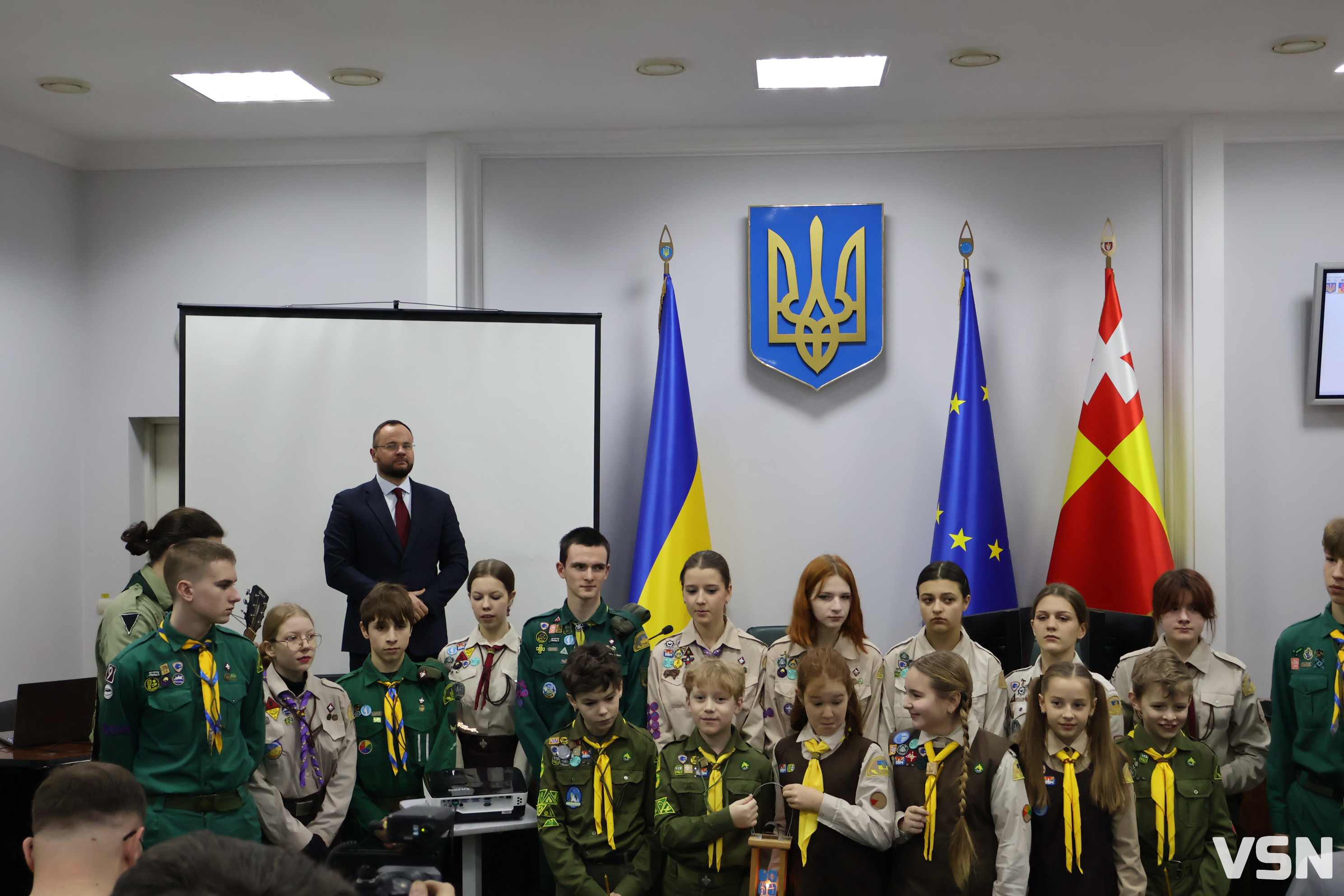 Світло миру в сесійній залі: пластуни передали Вифлеємський вогонь Луцькій міськраді