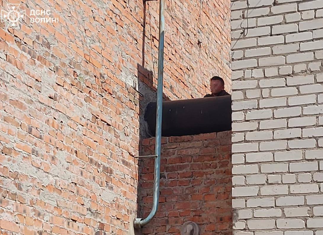 У місті на Волині рятувальники знімали з даху 13-річного хлопця: що відомо