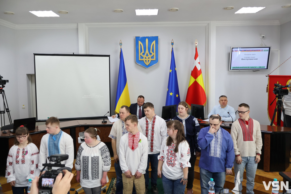 Флешмоб «Шкарпетуйся» і кадрові рішення: що відбулося на 90-й сесії Луцької міськради. Фоторепортаж