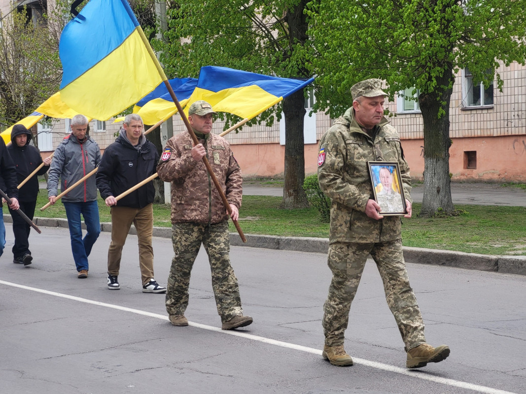Понад півтора року вважався зниклим безвісти: на Волині провели в останню земну дорогу воїна Валерія Антонюка