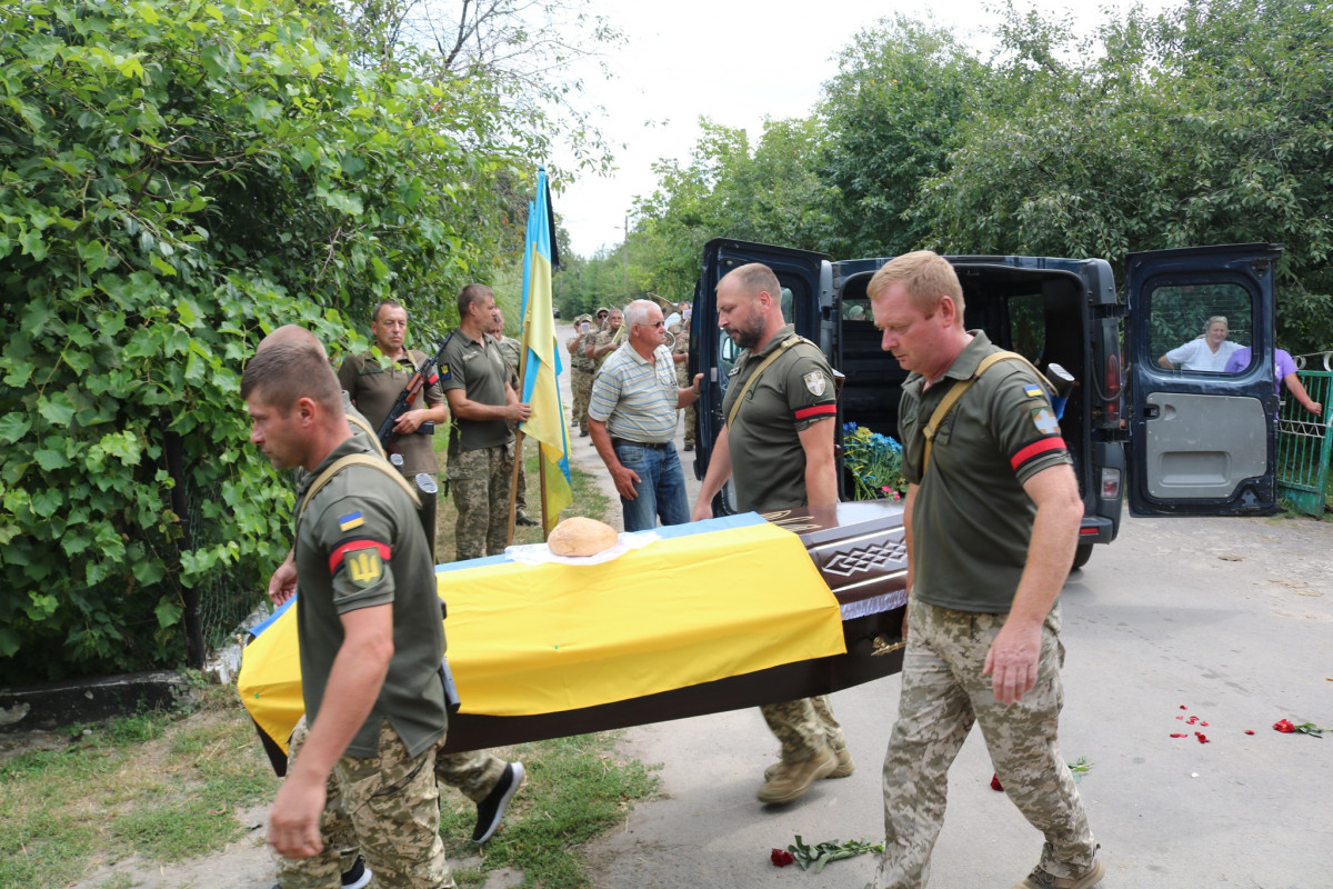 Під звуки сирени: на Волині попрощалися із молодим Героєм Артуром Данилюком 