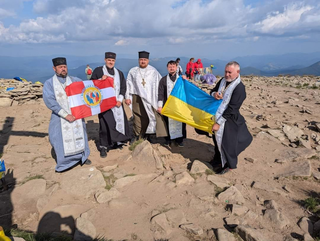 Священники з Волині піднесли молитви за Україну та її загиблих захисників на горі Говерла