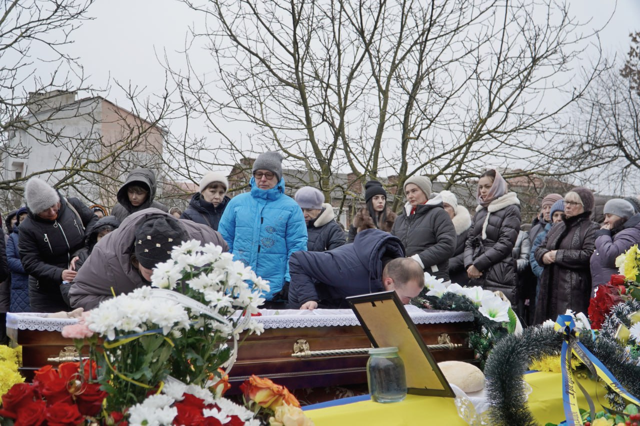 Двоє дітей втратили батька: на Волині попрощалися з Героєм Олександром Кідрою