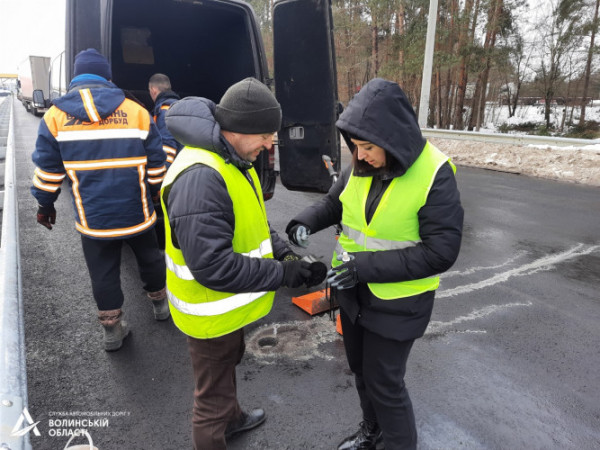 Асфальт клали і вдень, і вночі: біля «Ягодина» відремонтували дорогу