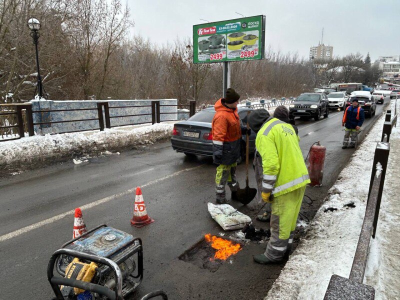 У Луцьку почали аварійний ямковий ремонт доріг: на яких вулицях проводять роботи