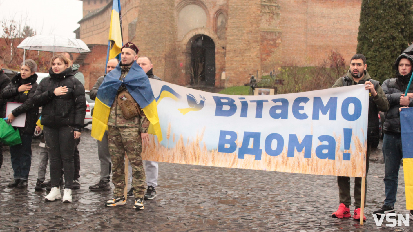 Після трьох років полону у Луцьку зустріли захисника Віталія Глєбова