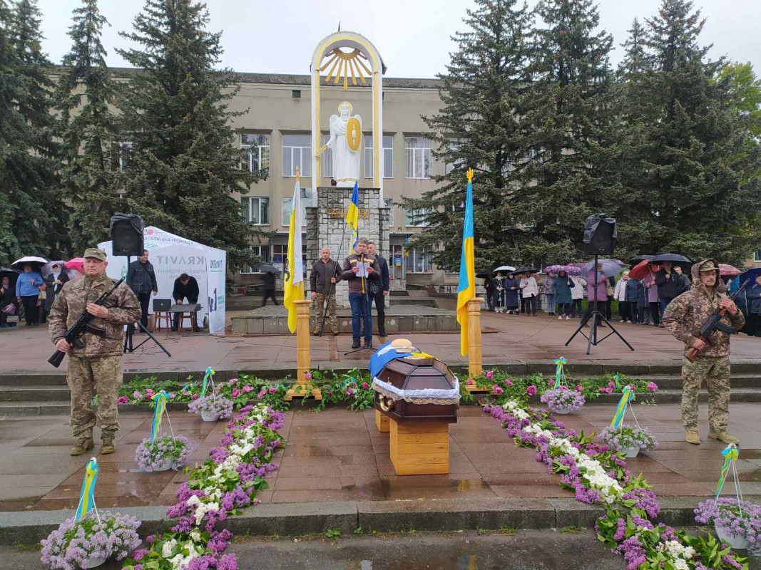 Навіть небо плакало за своїм Героєм: на Волині в останню дорогу провели загиблого Миколу Гапонюка