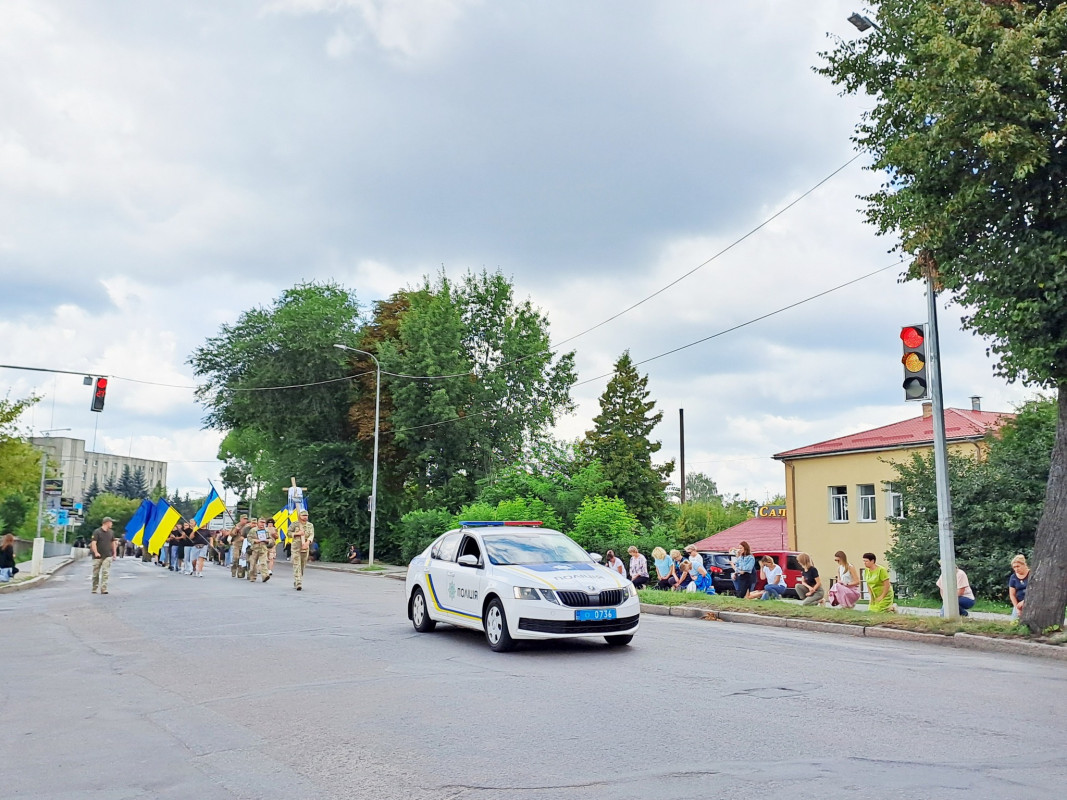 «Мамуль, не переживай, у медиків найменше шансів загинути на війні»: на Волині попрощались з Героєм Віталієм Кухарчуком