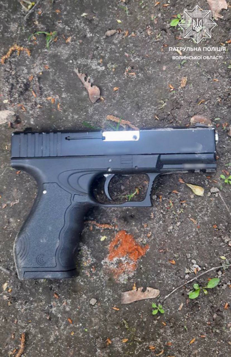 У Луцьку два чоловіки залишили пістолет на дитячому майданчику