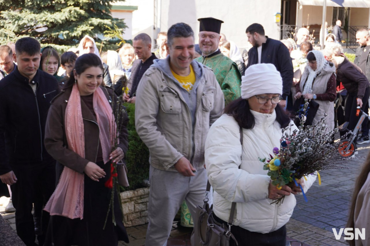 У Луцьку на Вербну неділю біля собору утворилися величезні черги