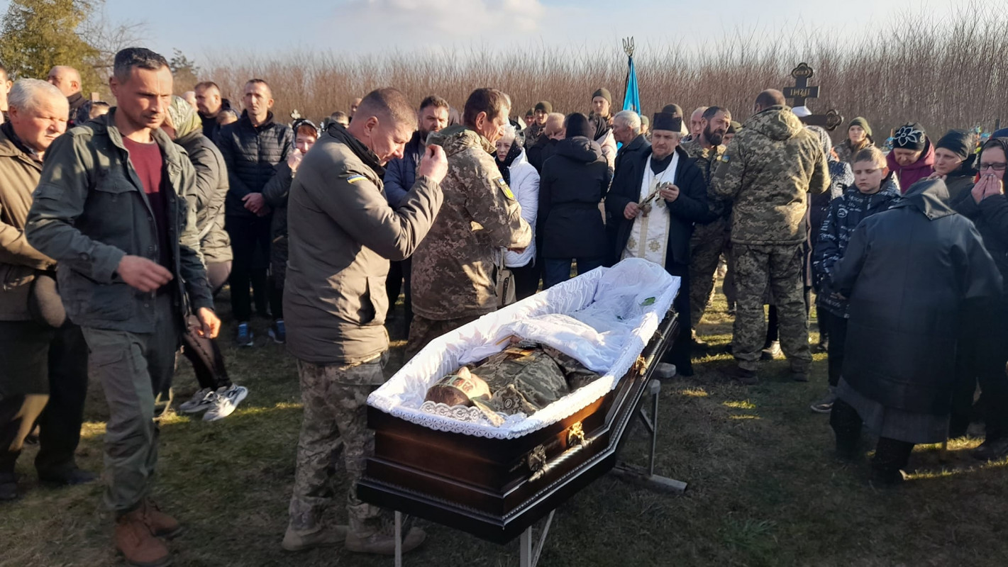 Героїчно загинув на Донеччині: на Волині попрощалися із полеглим воїном Геннадієм Кондратюком