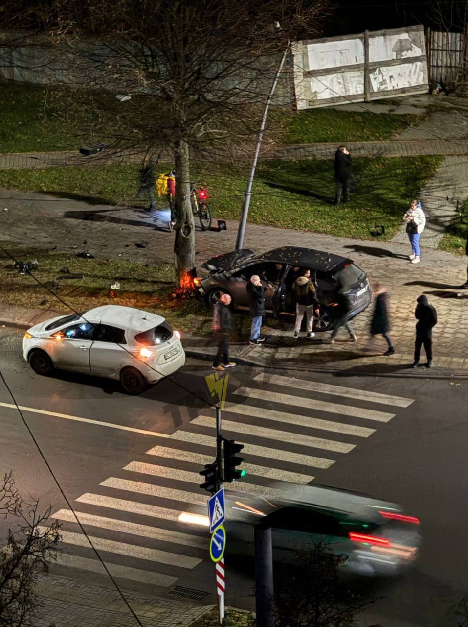 Постраждала жінка: деталі ДТП у Луцьку, де авто збило світлофор та врізалося у дерево. Фото, відео