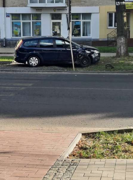 Авто вилетіло на тротуар: аварія - у центрі Луцька