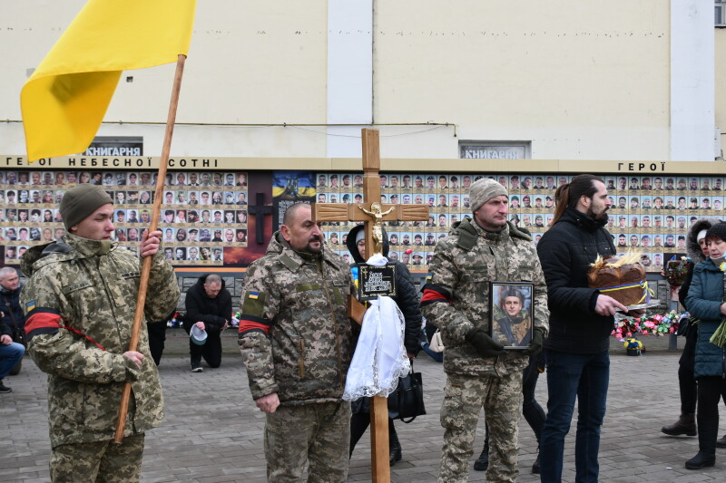 Замість свята - жалоба: у Луцьку попрощалися з Героєм Романом Босюком