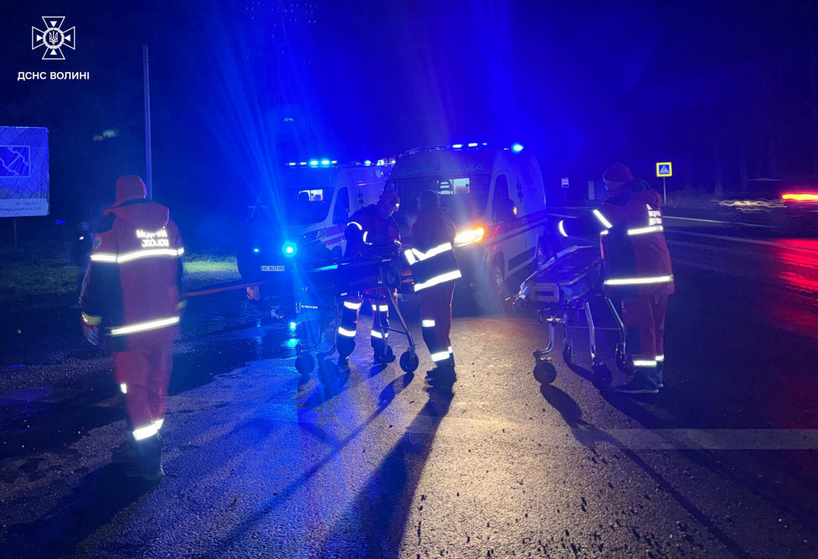 Моторошна ДТП за участю вантажівок на Волині: рятувальники деблокували потерпілих з машини. Фото