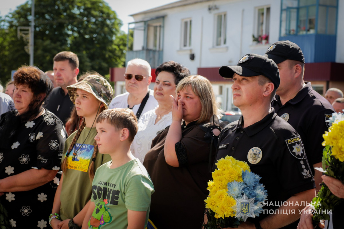 Навіки 38: на Волині відкрили меморіальну дошку поліцейському-добровольцю Юрію Кривошапці