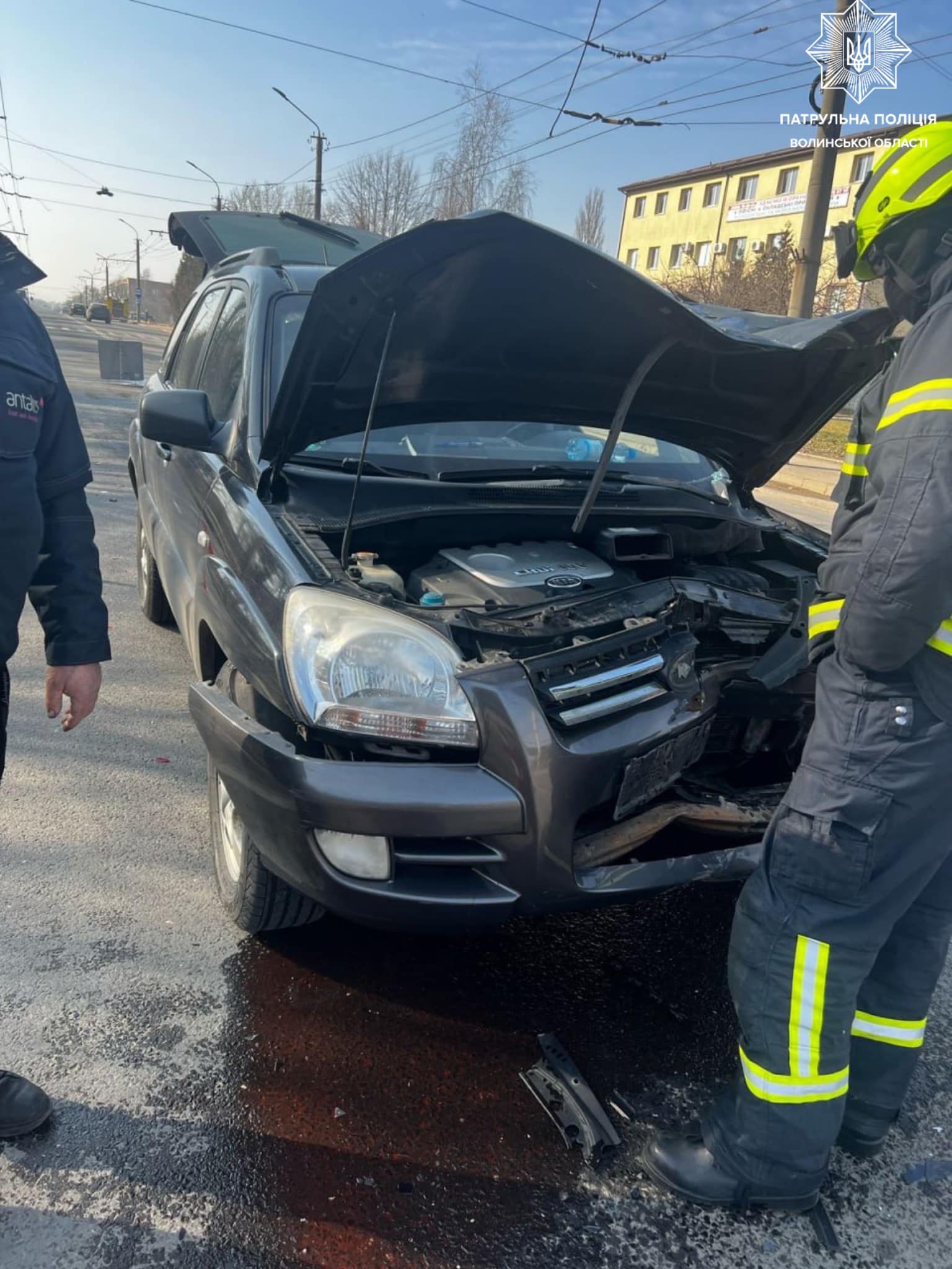 ДТП у Луцьку: після зіткнення ЗАЗ врізався в електроопору