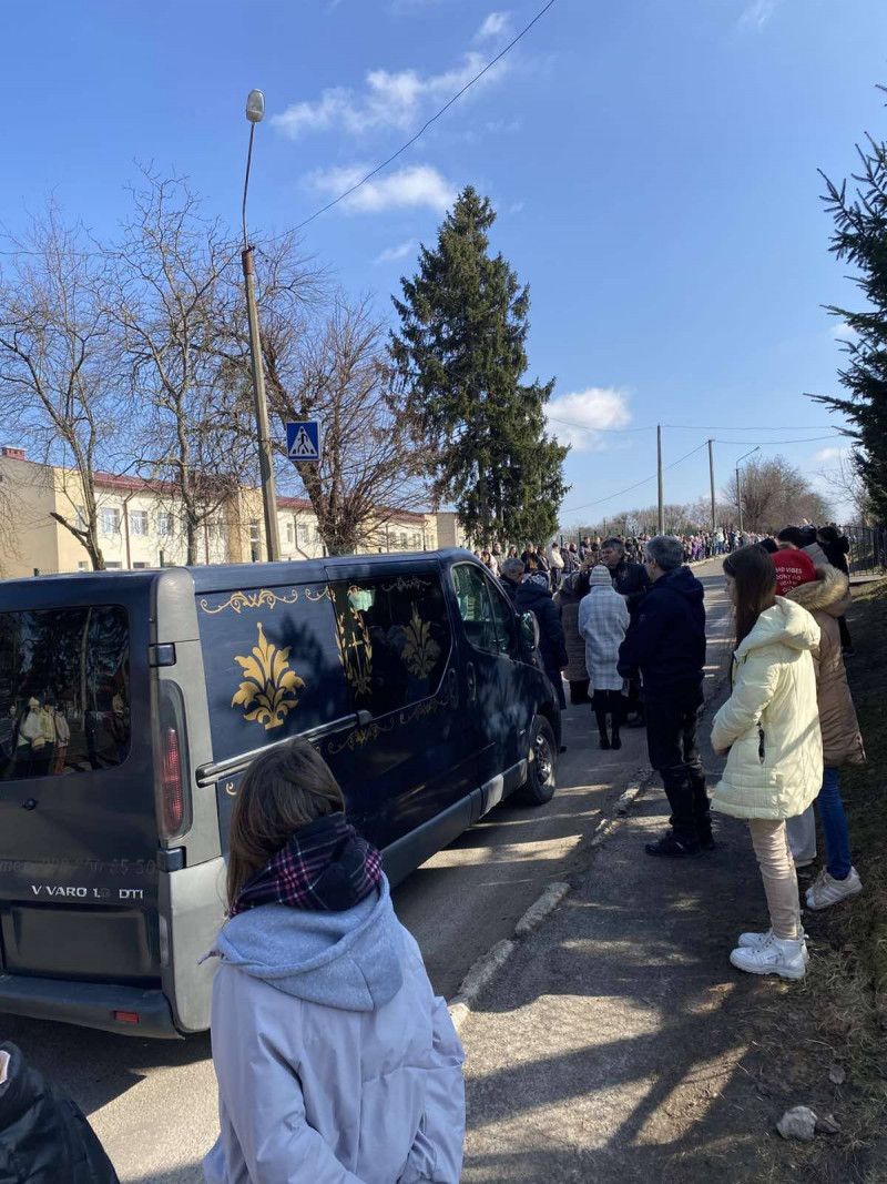 Вчитель з великої літери: у Луцькому районі учні живим коридором попрощалися із колишнім директором ліцею