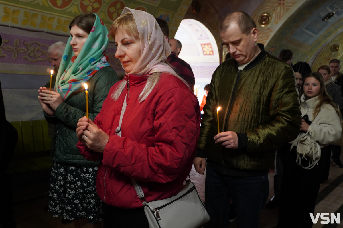 Сотні вірян прийшли освячувати вербу у головний собор Луцька. Фоторепортаж