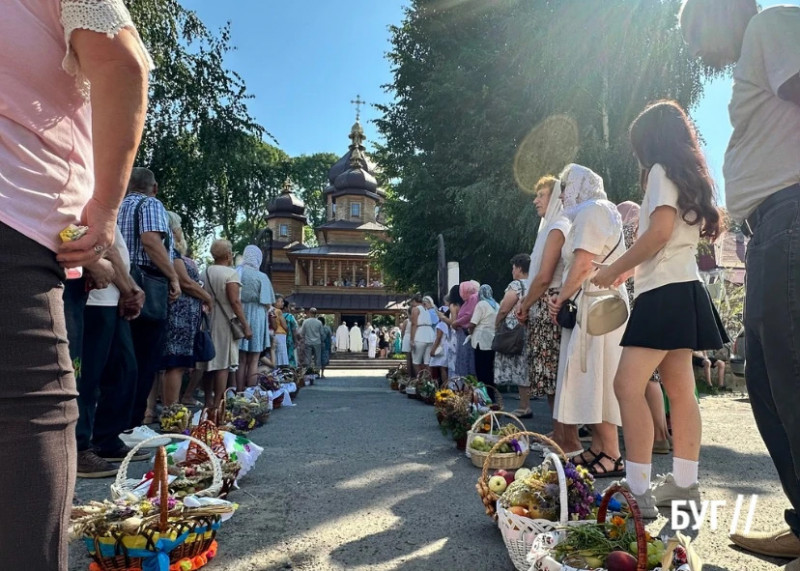 З кошиками до храму: як на Волині відзначають Яблучний Спас