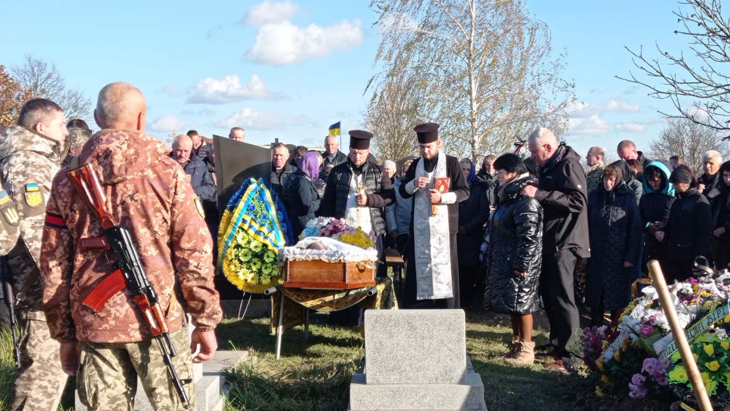 Два тижні тому виповнилося 29: у Луцькому районі все село попрощалося з молодим Героєм Якимом Киричуком. Фото