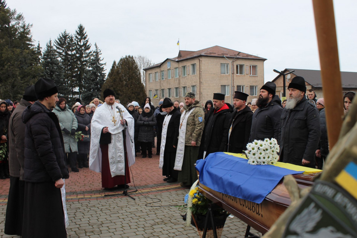 Весільний коровай розділили на кладовищі: на Волині попрощались з Героєм Павлом Бурцем